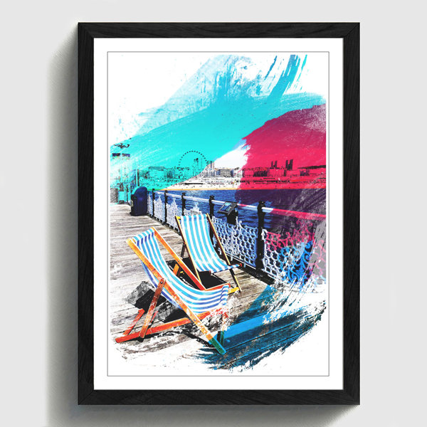 East Urban Home Gerahmtes Poster Liegestühle und Pier am Strand von